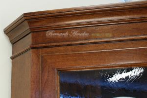 Vetrina angolare di grandi dimensioni realizzata in legno massiccio di noce stile classico